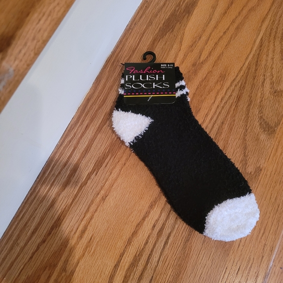 NEW 3 Pairs Fashion Plush Socks Size 9- 11 - Picture 3 of 6
